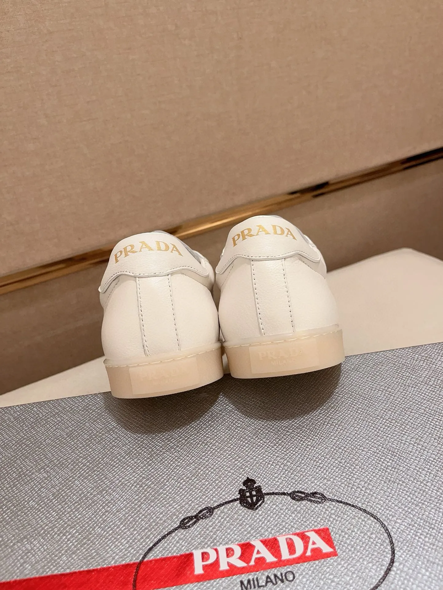 Men's shoes 💰 540💰 ✔️✔️✔️Higher version High-quality new PRADA (Prada) counters are launched at the same time. The new men's shoes and 😘 fabrics are made of high-tech glue-making technology. Lining: Full cowhide lining. 👍🏿 High-end ☄️ air-cushion molded anti-slip rubber outsole, exquisite lines, simple and elegant, comfortable and high-end for leisure travel. Code number: 38 to 44 (45 can be customized and cannot be returned or exchanged)